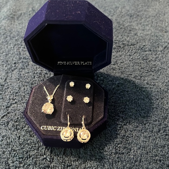 Women’s necklace and earrings set - Picture 1 of 3